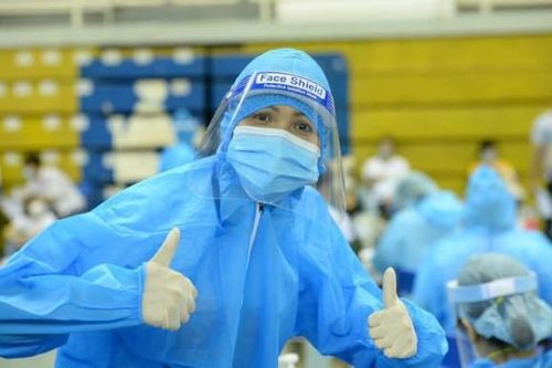 Những cô gái đẹp nhất Việt Nam hăng hái làm tình nguyện viên chống Covid-19