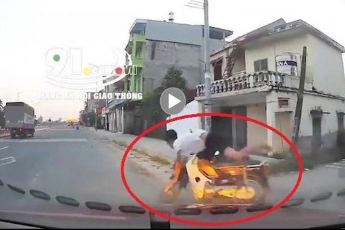 Phóng nhanh, không mũ bảo hiểm, đâm vào ô tô, nam thanh niên bị hất văng hàng chục mét