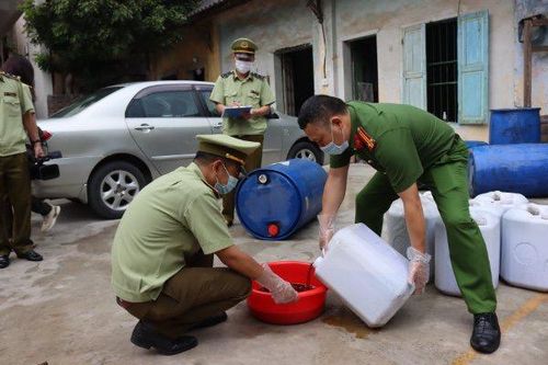 Hơn 1.500 lít mỡ gà bẩn 'màu đen' trên đường đưa về Bắc Giang bị chặn, thu giữ
