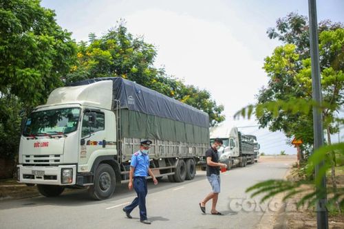 Hà Nội: Xe đầu kéo quá tải 50-100%, bị xử phạt 36 triệu đồng trên tuyến đê Phù Đổng