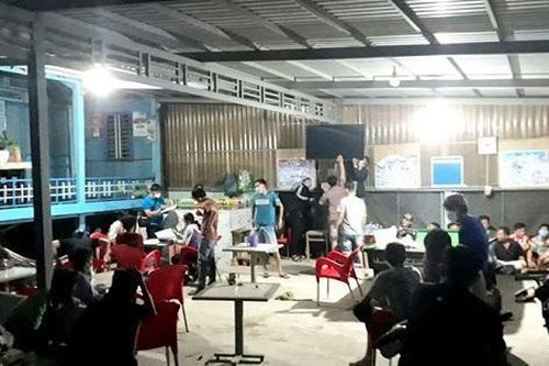 Bắt quả tang hàng chục đối tượng cá độ bóng đá trong quán cà phê