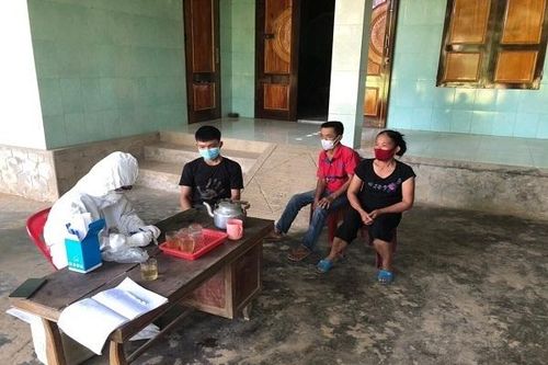 Đi chữa bệnh và làm đồng khi đang cách ly, 1 gia đình bị phạt 15 triệu