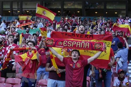 HLV Luis Enrique ca ngợi tinh thần Tây Ban Nha sau chiến thắng điên rồ