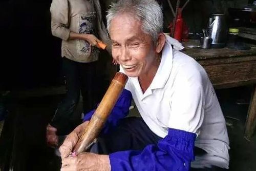 Cưới vợ xinh kém 30 tuổi, ông chồng sợ mất vợ nên ra 'chiêu độc' này