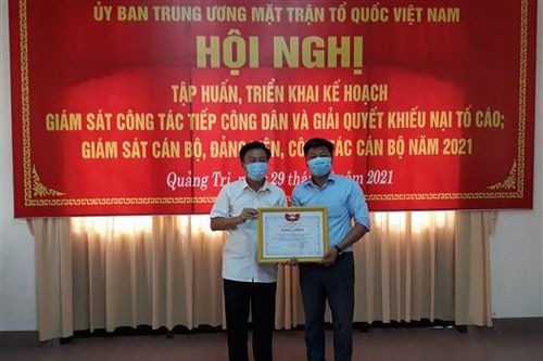 Khen thưởng đột xuất cho Ban giám sát đầu tư cộng đồng xã Cam Hiếu