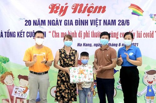 Trao giải cuộc thi 'Cha mẹ bình dị, phi thường – cùng con đẩy lùi Covid'