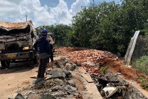 Xe tải lật 3 người thương vong