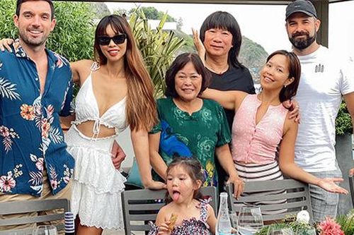 Gia đình siêu mẫu Hà Anh hạnh phúc vì có hai 'rể ngoại'