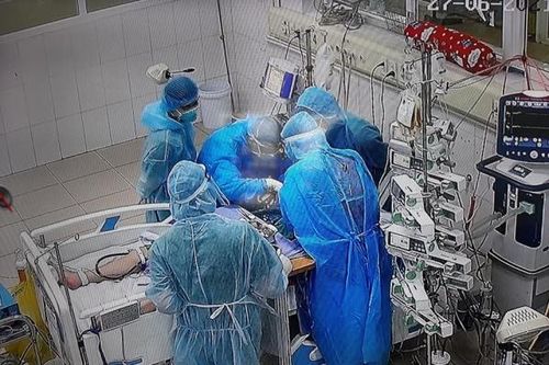 Nữ điều dưỡng ICU: Ngày Gia đình Việt Nam vui vì giúp được 20 bệnh nhân COVID-19 nặng đoàn tụ