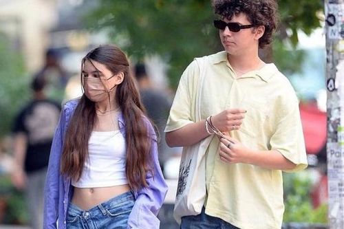 Suri Cruise chuộng mặc crop top xuống phố