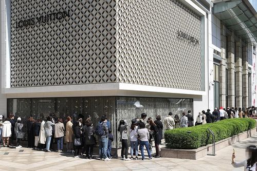 Người Hàn đổ xô xếp hàng mua túi Chanel