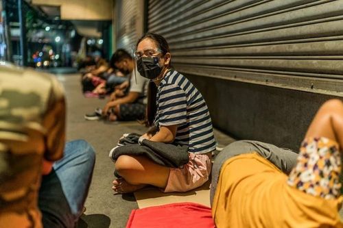 Trải chiếu ngủ, xếp hàng xuyên đêm để tiêm vaccine ở Philippines