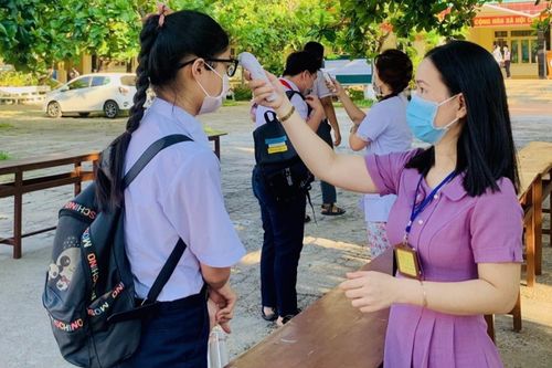 Chị là F0 chở em đi thi, nhà trường phát thông báo khẩn
