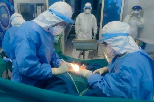 Bé gái chào đời tại bệnh viện dã chiến