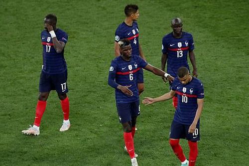 Lý do Pháp thất bại: Lục đục vì Mbappe, không được gặp gia đình, than phiền về khách sạn
