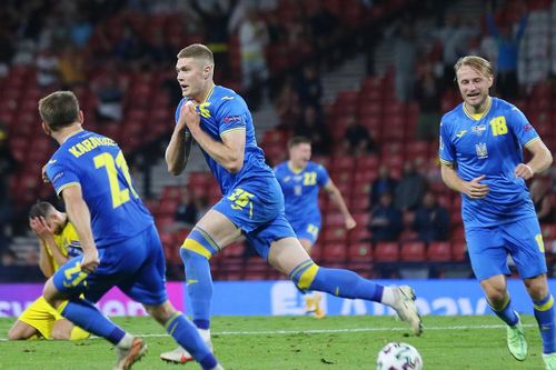 Bàn thắng 'vàng' phút 120 đưa Ukraine vào tứ kết Euro 2020