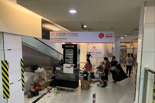 Cảnh 'tan tác' ở đại siêu thị Lotte Mart Đống Đa trước giờ đóng cửa