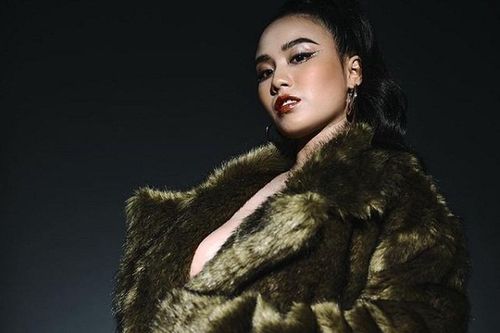 Nắng nóng rát mặt, hotgirl 'chơi trội' diện áo khoác lông không nội y