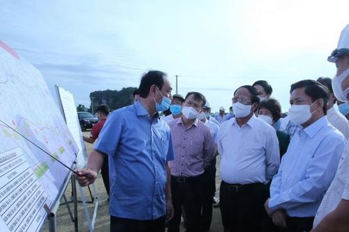 Phó Thủ tướng Lê Văn Thành thị sát việc triển khai dự án đường cao tốc Bắc-Nam