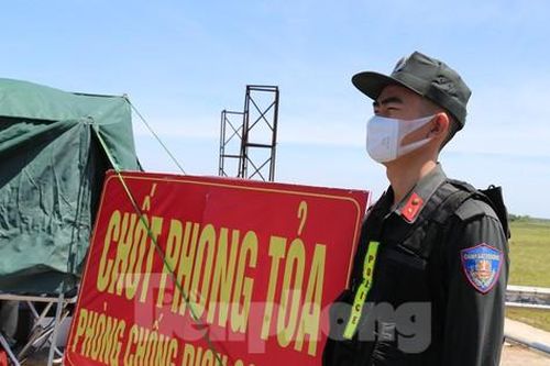 Căng mình bám chốt, ngăn dịch giữa nắng nóng thiêu đốt