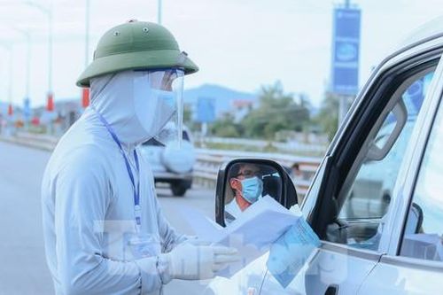 Giáo viên 'chia lửa' cùng tuyến đầu phòng dịch từ cửa ngõ Thành Vinh