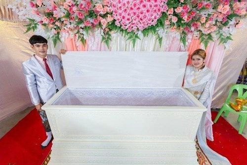 Cặp đôi đặt quan tài trắng toát trong đám cưới khiến ai nấy khiếp vía