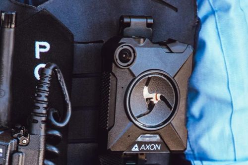 Để tránh tình trạng rò rỉ thông tin, Apple yêu cầu các công nhân phải đeo camera trên người