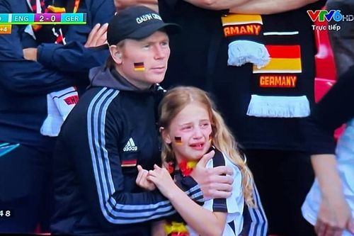 Khoảnh khắc xúc động: Bé gái khóc nức nở trong lòng cha sau khi Đức bị loại khỏi EURO 2020