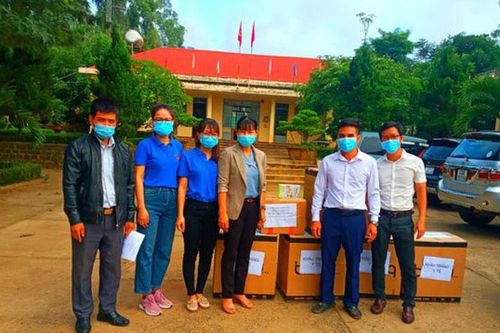 Đức Trọng: Trao tặng trang thiết bị y tế cho lực lượng phòng chống dịch