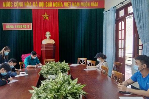 Đi bộ tập thể dục quanh hồ Xuân Hương bất chấp lệnh cấm, 12 người bị xử phạt