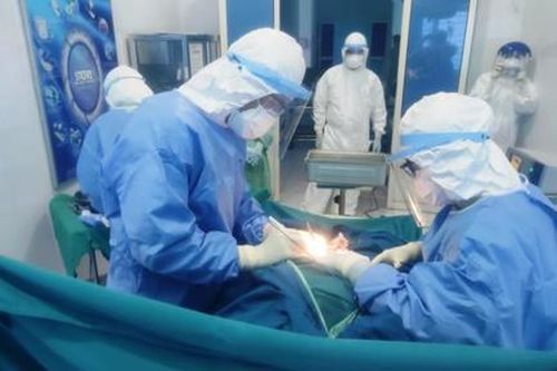 Mổ đẻ thành công cho sản phụ mắc Covid-19