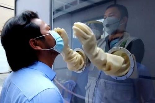 Một doanh nghiệp chế tạo Buồng lấy mẫu vô trùng tặng lực lượng Y tế TPHCM