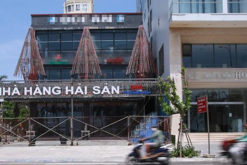 Cửa hàng khắc mở khắc đóng, người kinh doanh ứa nước mắt