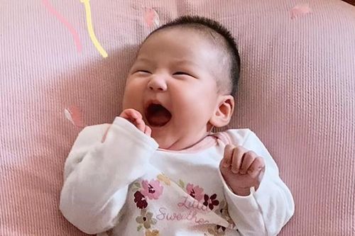 Diễn viên Bảo Thanh lần đầu khoe con gái