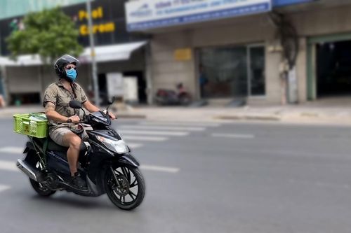 Chàng Tây làm shipper phát cơm từ thiện cho người nghèo ở TP.HCM