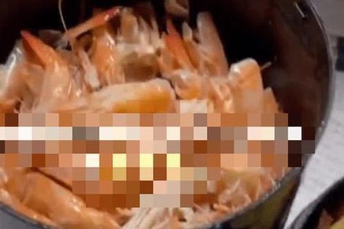 Người đàn ông chê vợ luộc tôm không bóc vỏ nên không ăn, qua hôm sau liền 'đứng hình' với cách trả đũa của vợ