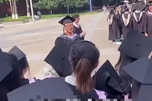 Chàng trai đột ngột xin lỗi các bạn nữ trong lễ tốt nghiệp, sau khi biết lý do ai cũng phì cười, đắng lòng nhất là bình luận của dân mạng