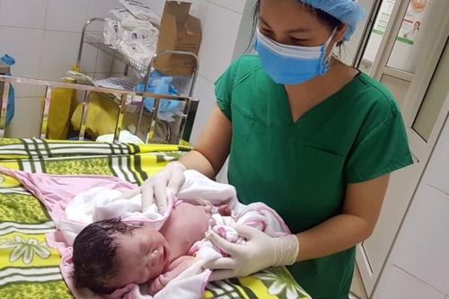 Phòng mổ dã chiến của BV HNĐK Nghệ An: Nhiều cặp 'mẹ tròn con vuông' trong dịch COVID-19