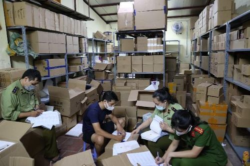 Hà Nội: Kiểm tra kho nước hoa 'khủng' nghi giả mạo