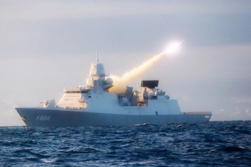 Sức mạnh chiến hạm Hà Lan vừa chạm mặt với tiêm kích Su-30SM của Nga