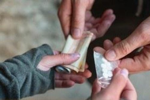 Hai thanh niên xin ra khỏi chốt phòng dịch mua ma túy