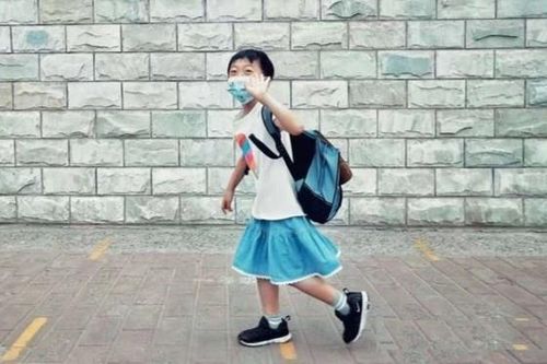 Ảnh cậu bé Trung Quốc mặc váy đi học gây tranh cãi
