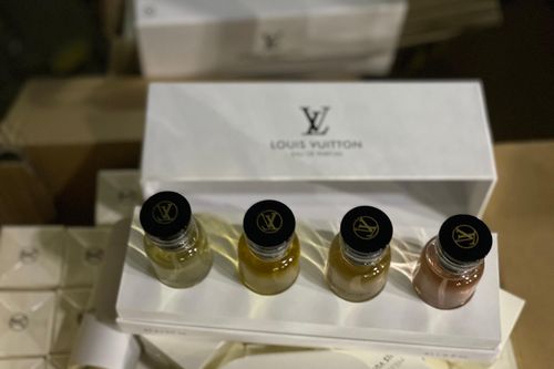 Phát hiện kho nước hoa nghi giả Dior, Chanel, Gucci