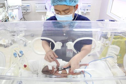 Cứu bé sinh non nặng 600 g