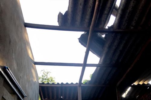 Lốc xoáy làm tốc mái 130 ngôi nhà ở vùng phong tỏa
