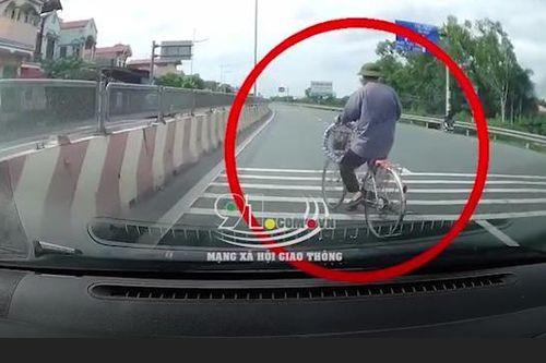 Đạp xe sang đường không quan sát, cụ ông suýt bị ô tô tông