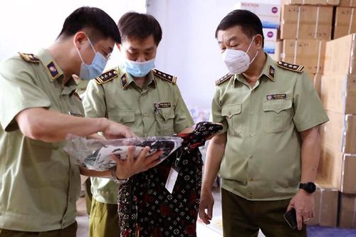 Livestream bán hàng lậu 'đại náo' mạng xã hội