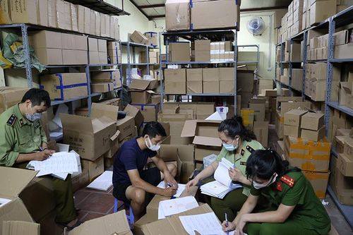 Đột kích kho chứa lượng lớn mỹ phẩm không chứng từ