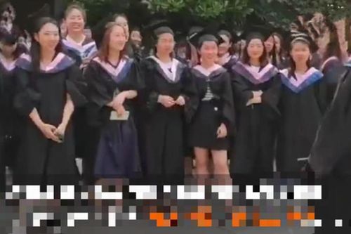 Nam sinh bất ngờ xin lỗi các bạn nữ vì lý do buồn cười này