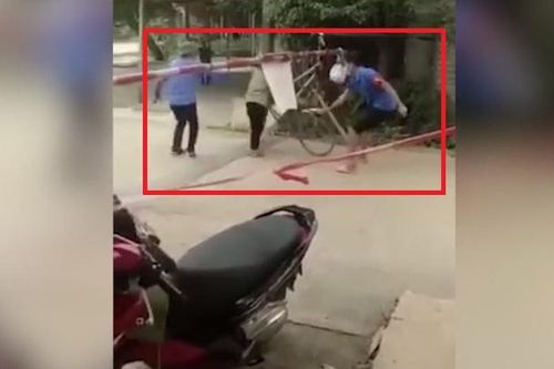 Người phụ nữ đi xe đạp cố 'thông chốt' kiểm dịch Covid-19
